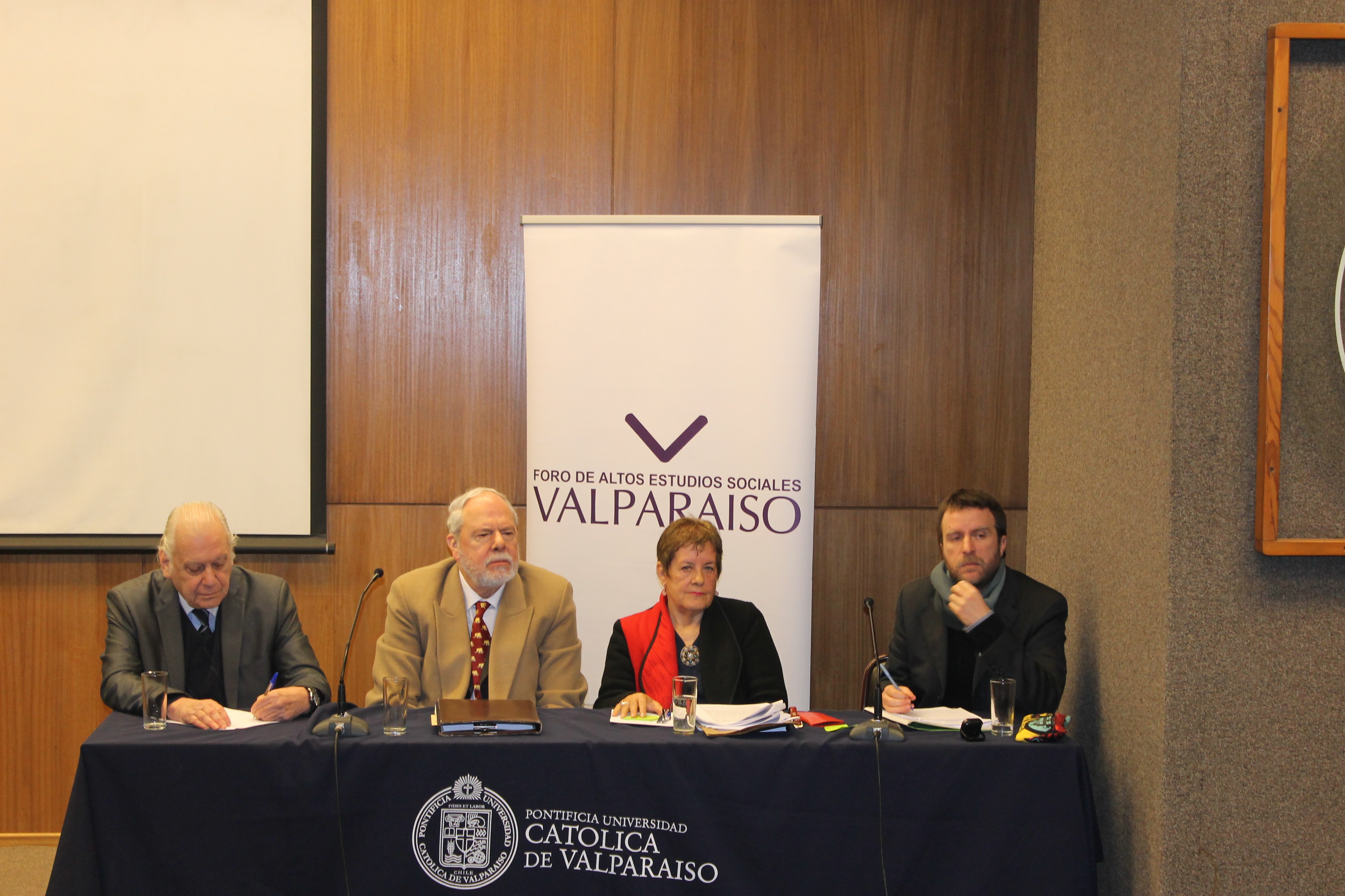 Foro Valparaíso conmemoró sus 15 años de existencia con seminario "Reforma universitaria y universidad del futuro".
