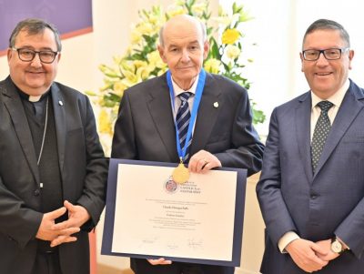 Exrector Claudio Elórtegui fue investido como Profesor Emérito de la Pontificia Universidad Católica de Valparaíso