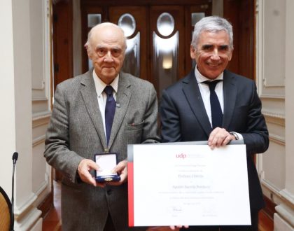 Agustín Squella fue investido como Profesor Emérito de la Universidad Diego Portales
